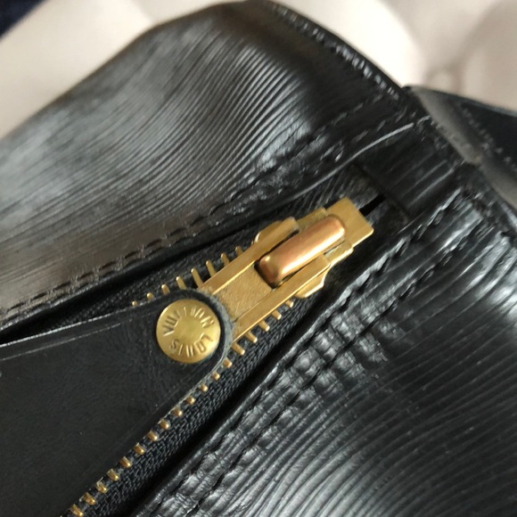 Black Leather Louis Vuitton EPI Speedy 40. - Picture 4 of 8